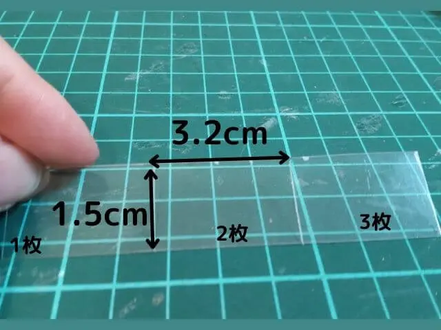 縦1.5cm×横3.2cmのプラバンを3枚作っている写真