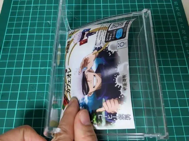 アクリルフォトスタンドに呪術缶のイラストを切り取って収納するところの写真