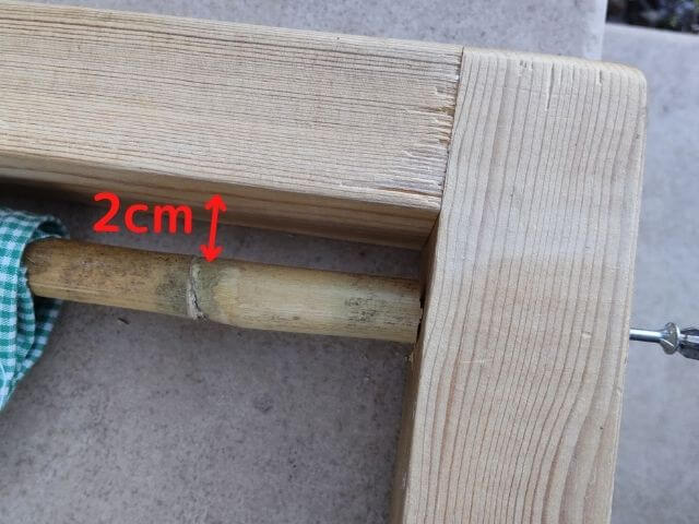 ついたての内枠から2cm隙間を空けて竹をネジで固定する写真