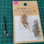 ストラップとボールチェーンの写真