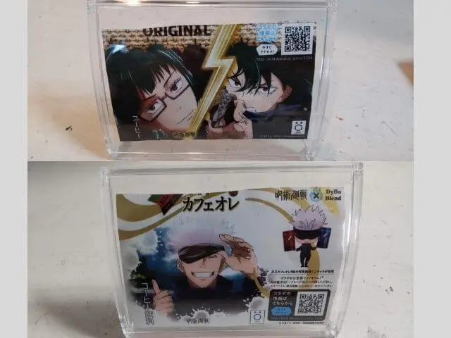 呪術廻戦のコラボ缶でダイドーブレンドオリジナルの空き缶を切り取ってアクリルフォトスタンドにいれ飾った写真が上部。コラボ缶のカフェオレの空き缶を切り取ってアクリルフォトスタンドにいれ飾ってある写真が下部。