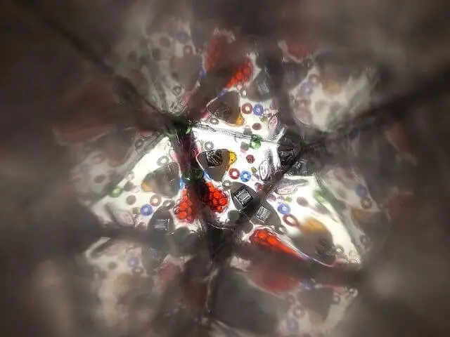 コラボ缶で作った万華鏡の中を覗いてみた中身の見えかたの写真