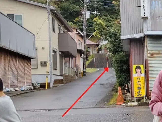 上総亀山駅を背中にして正面の道を真っ直ぐ進む道の写真