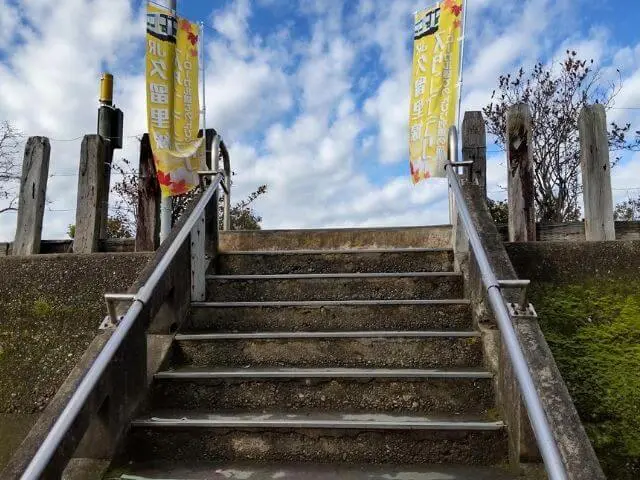 馬来田駅のホームへ行く階段と青空の写真