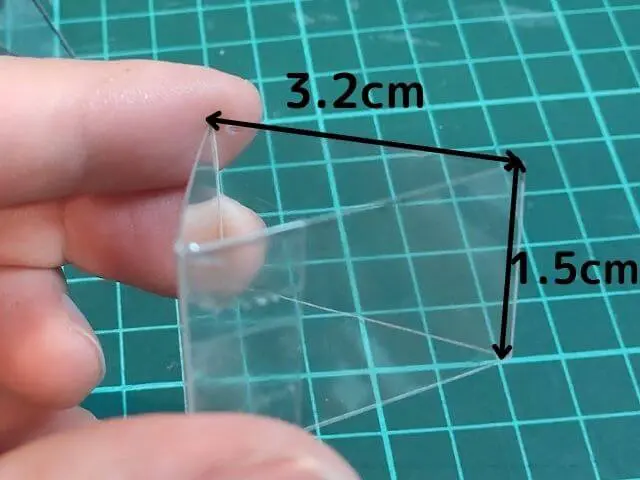 縦1.5cm×横3.2cmのプラバン3枚で正三角形の筒を作る写真