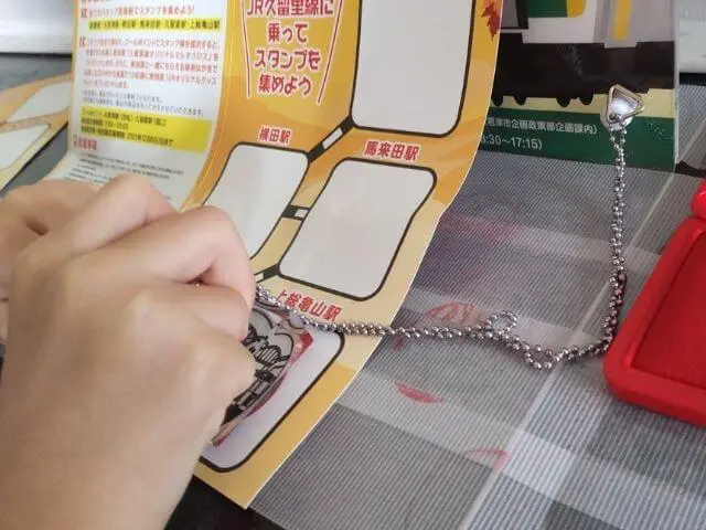 スタンプ帳に2つ目のスタンプを押している写真