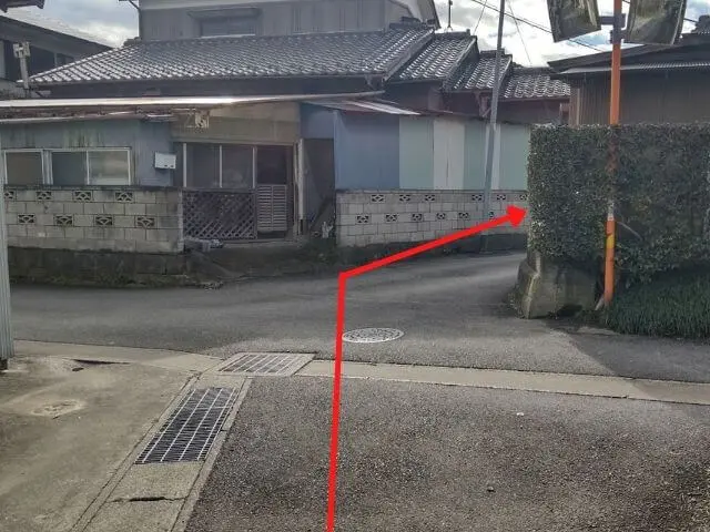 変形な十字路を斜め右に行く矢印をつけた写真