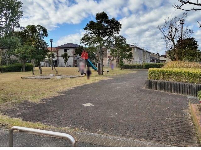 横田駅を出て右側にある公園で遊ぶわが家の子どもたちと夫の写真