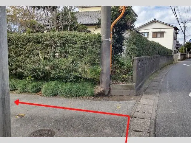 真っ直ぐ行くとカーブミラーのある左に曲がれる道の写真