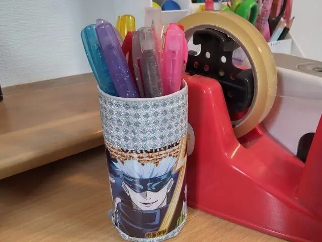 呪術缶をリメイクしてペン立てにした写真