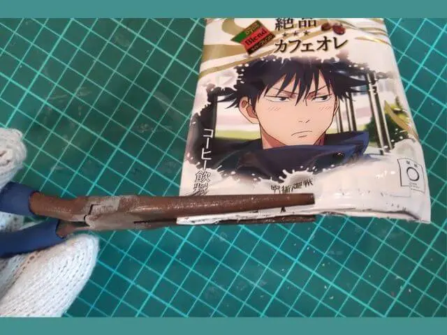 ラジオペンチで挟んで潰している写真