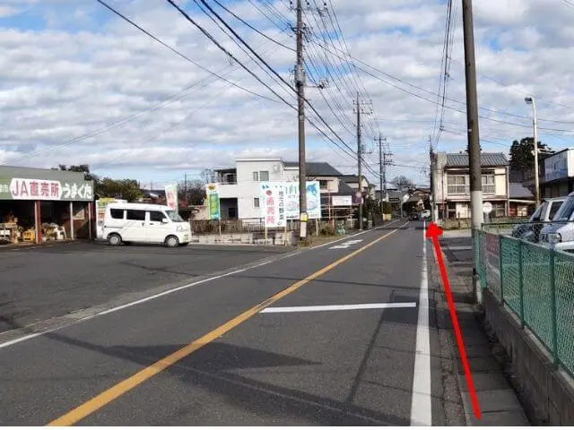 真っ直ぐな道の写真と方向を示す矢印をいれた写真