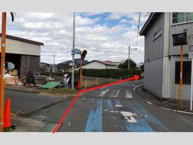 十字路の写真に進む方向の矢印の写真