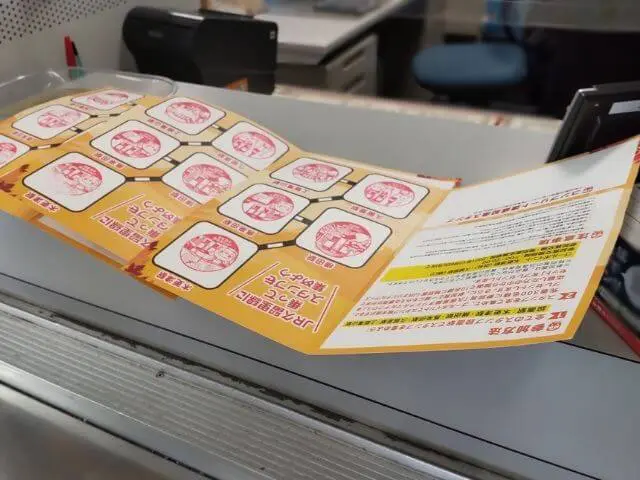 木更津駅の改札口の駅員さんにスタンプ帳を渡した写真