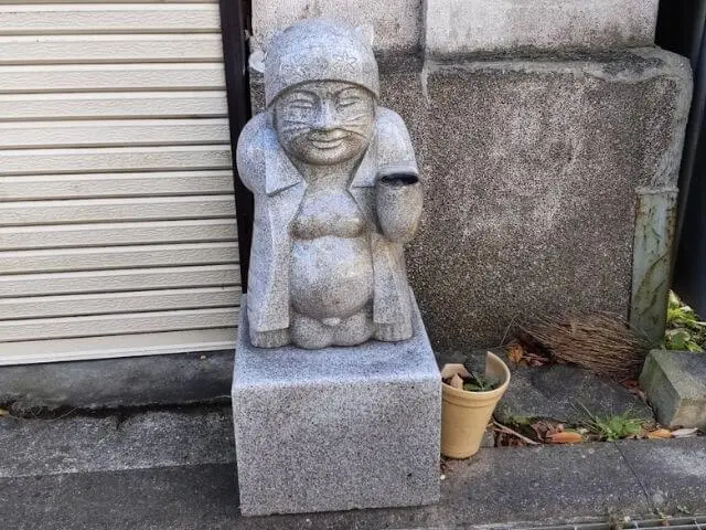 みまち通り内にあるオジーの石像の写真