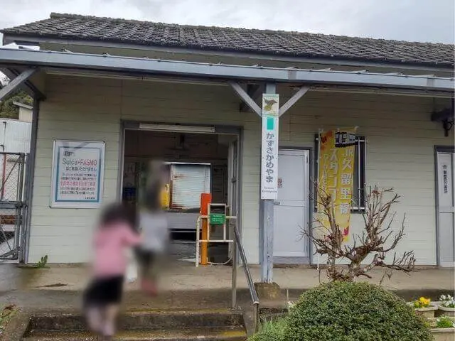 ホームから改札を出るところの写真