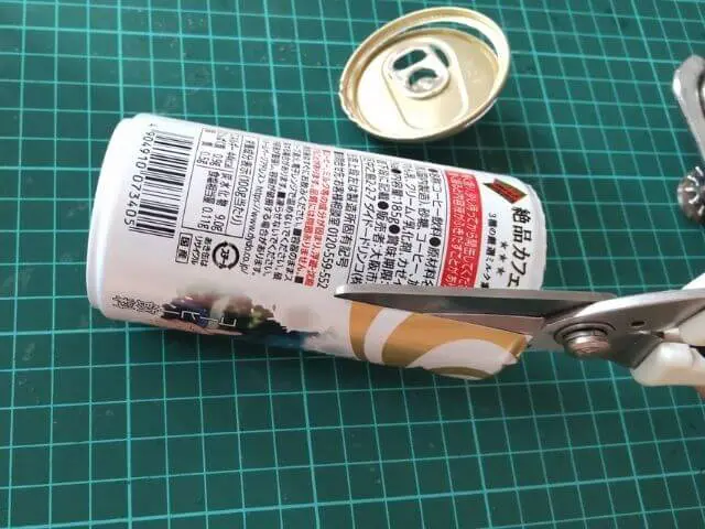 呪術缶をざっくりと切っている写真