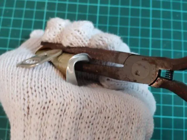 プルタブが上を向くように半分に折り曲げている写真