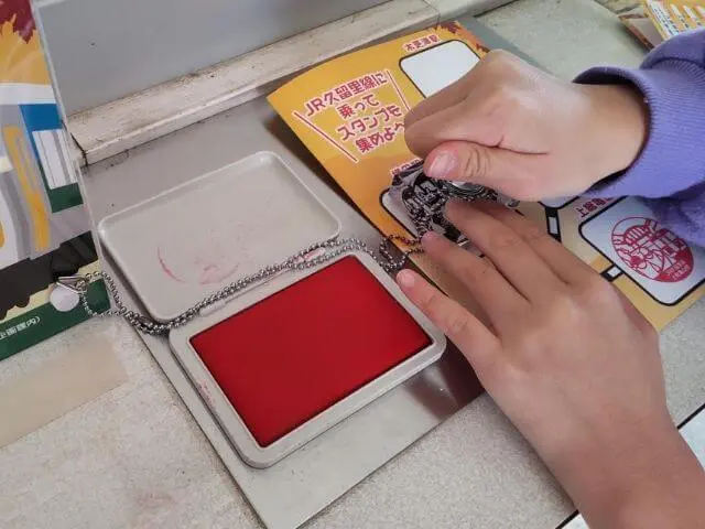 横田駅で4つ目のスタンプをおしている写真