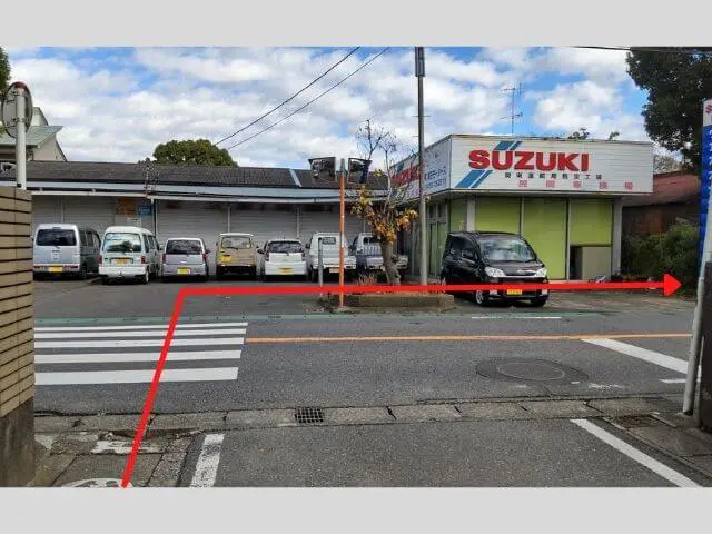 大通りの信号機のない横断歩道の写真