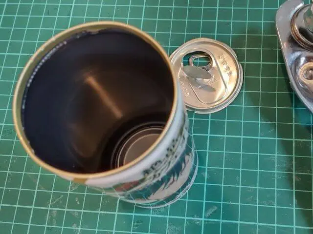 呪術缶上部を缶切りで開けた写真