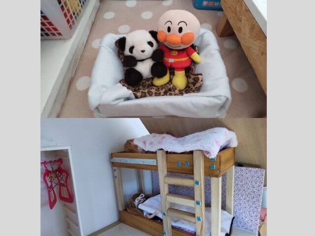 わが家での人形をベッドに寝かせている写真