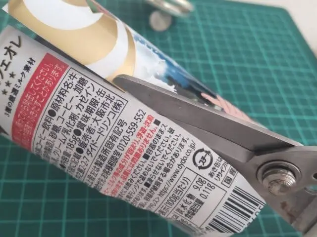 イラスト周りの不要な箇所を切り取っている写真