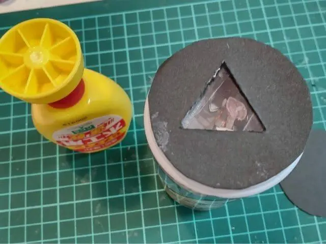 呪術缶の上下部に厚紙をボンドで貼って固定する写真