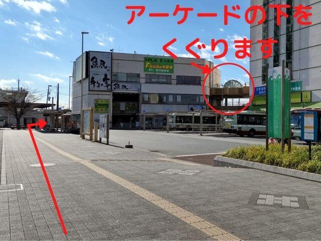 木更津駅西口のロータリーの写真に進む方向の矢印が入った写真