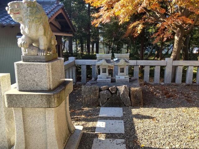御霊神社の本殿境内に小さな祠が2つ並んでいる写真