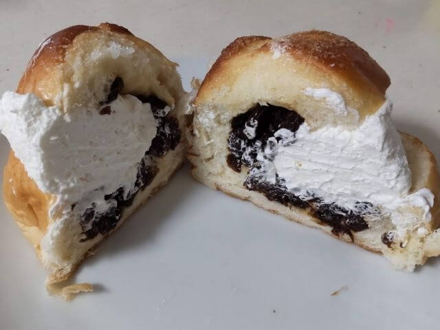 なかぱんのバタークリーム付きぶどうパンを半分に切った断面の写真