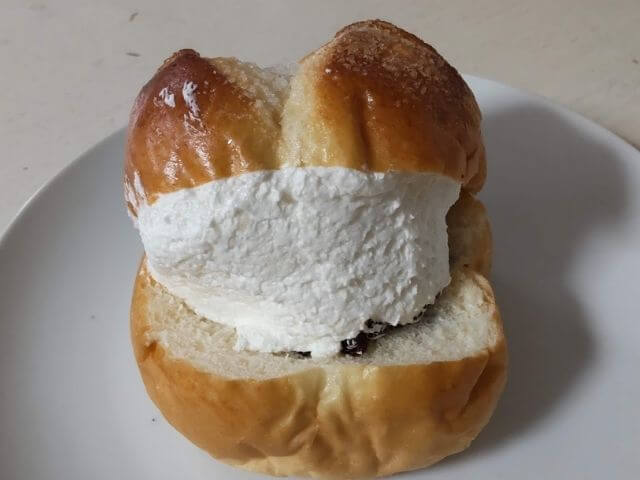 なかぱんのバタークリーム付きのぶどうパンを袋からお皿に出した写真
