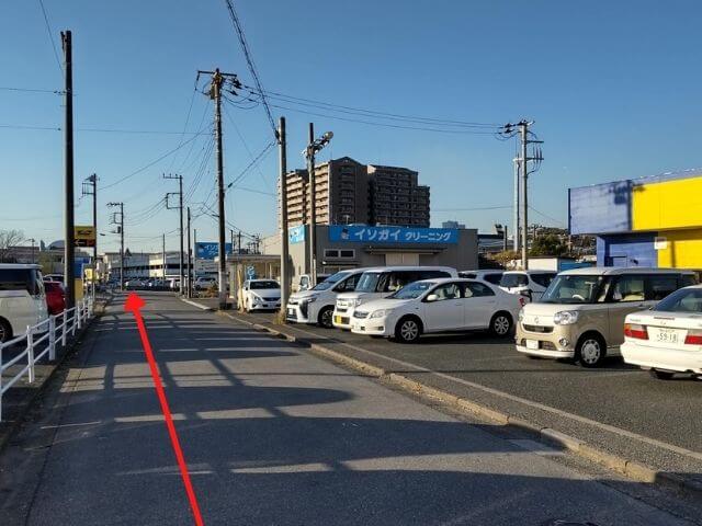 左にアピタパワーの駐車場で右にマツモトキヨシがある道の写真
