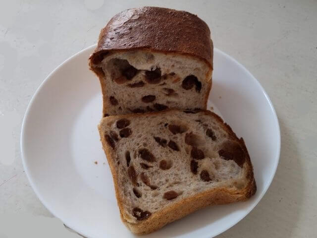 プレッツェルのぶどうパンを切った断面の写真