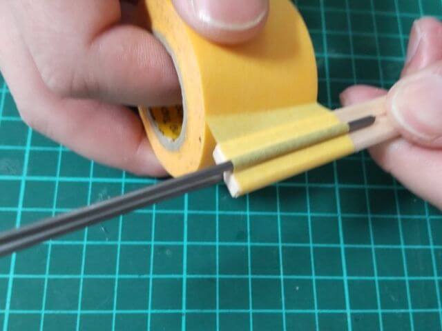 針金と割り箸をマスキングテープでしっかり密着させてマスキングテープで固定している写真