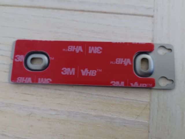 Switchbotの指紋認証キーパッドタッチにつけるマウントに付属の両面テープを貼り付けたところの写真