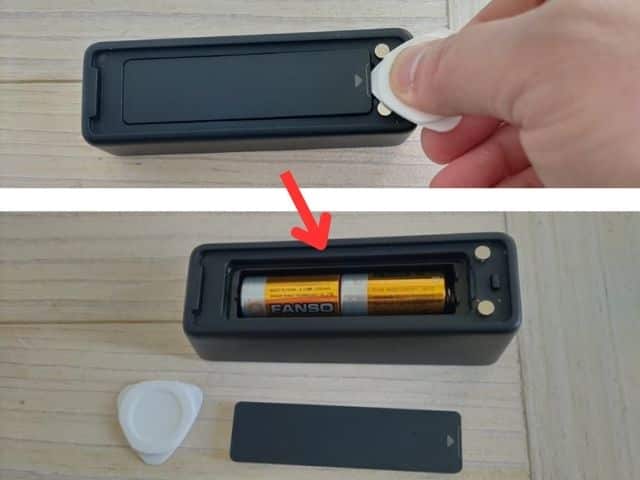 Switchbotの指紋認証キーパッドタッチを裏側にしてふたを開けて電池を入れているところの写真