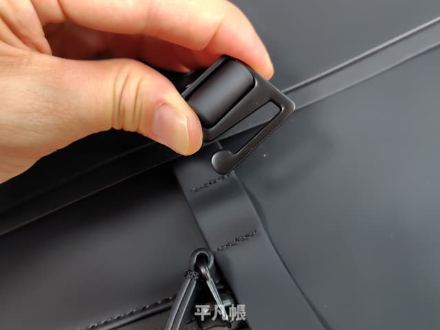 ガストンルーガのリュックのフラップとフックのところをアップにした写真