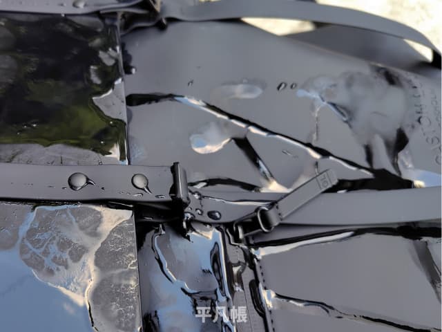 ガストンルーガのリュックスプラッシュ20-16が水にかかって濡れているけど防水だから水を弾いているところの写真