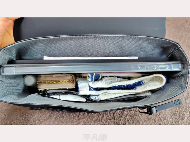 ガストンルーガのスプラッシュクロスボディミディアムに荷物をいれたところを上から撮影した画像