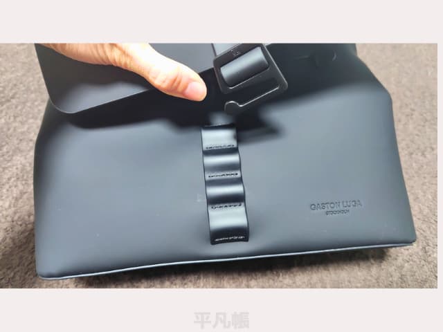 ガストンルーガのスプラッシュクロスボディミディアムのフックを外しているところの写真