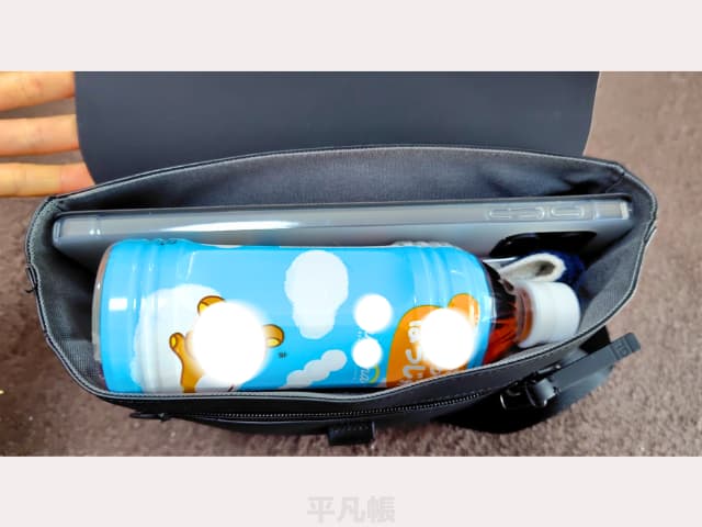 500mlペットボトルをガストンルーガのスプラッシュクロスボディミディアムに入れた写真